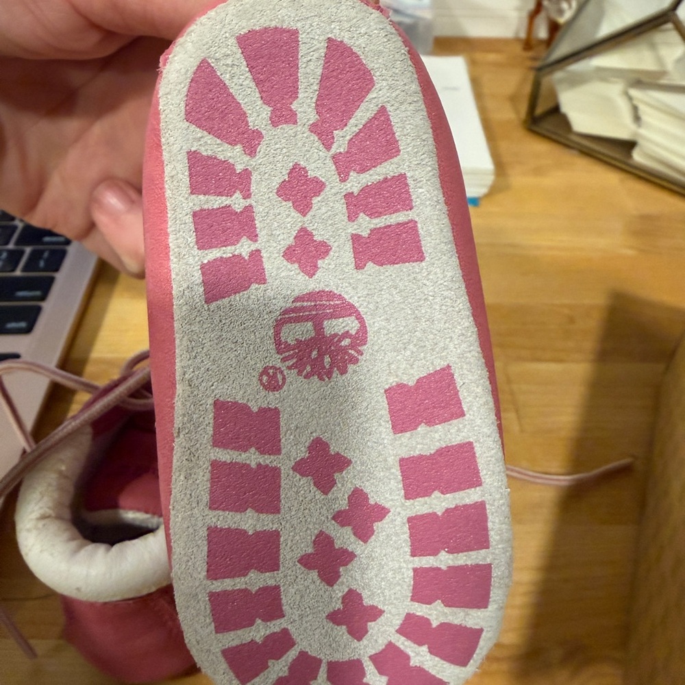 🌸 Timberland Infant Crib Booties – Size 2 – Pink 🌸 - Picture 4 of 8
